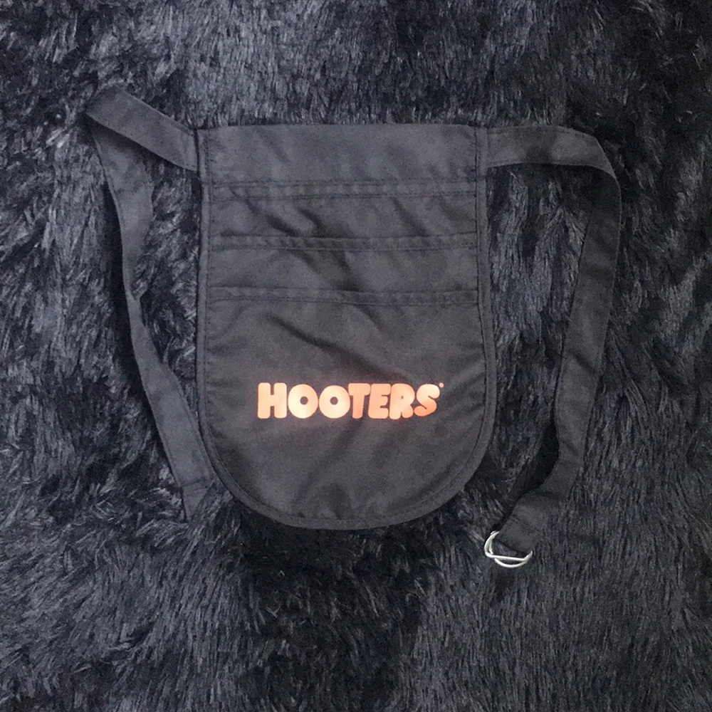 Hooters pouch black